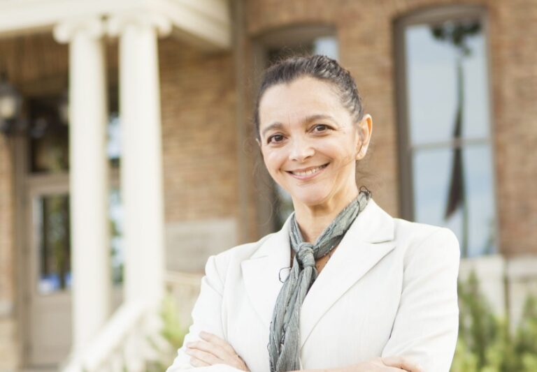 Viviana Belisle featured image background