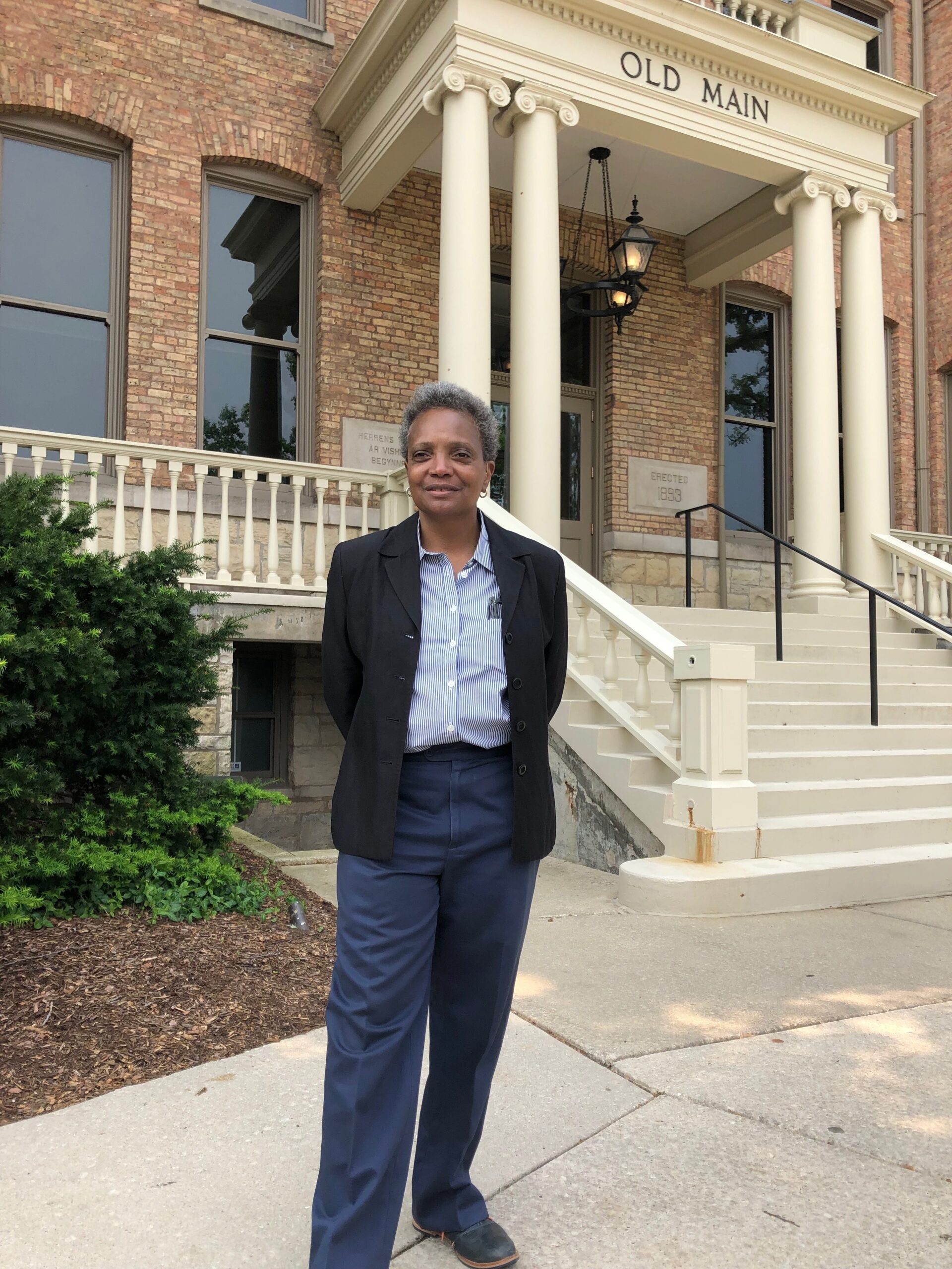 Mayor Lightfoot stands in front of Old Main building