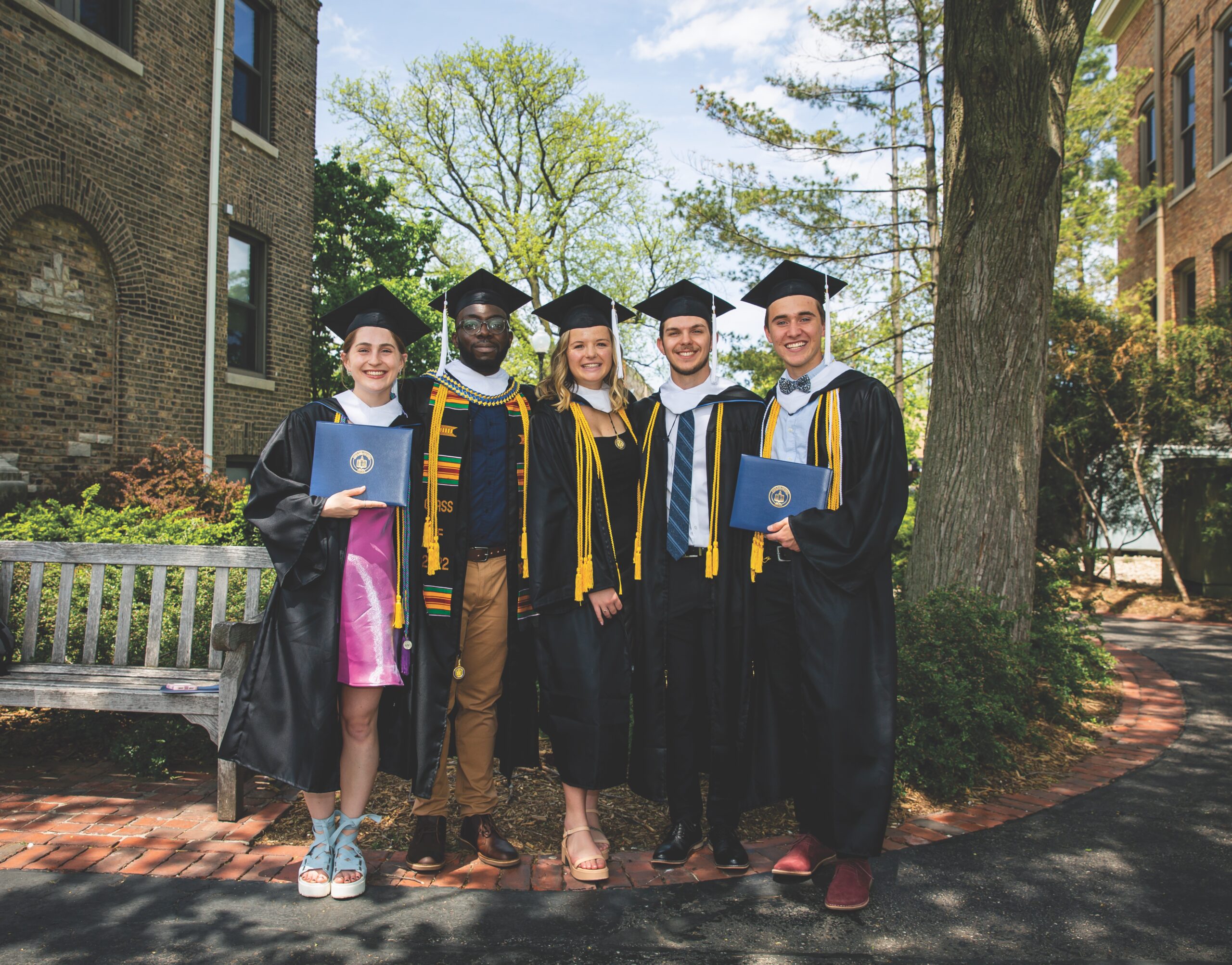 ý 2022 graduates at commencement